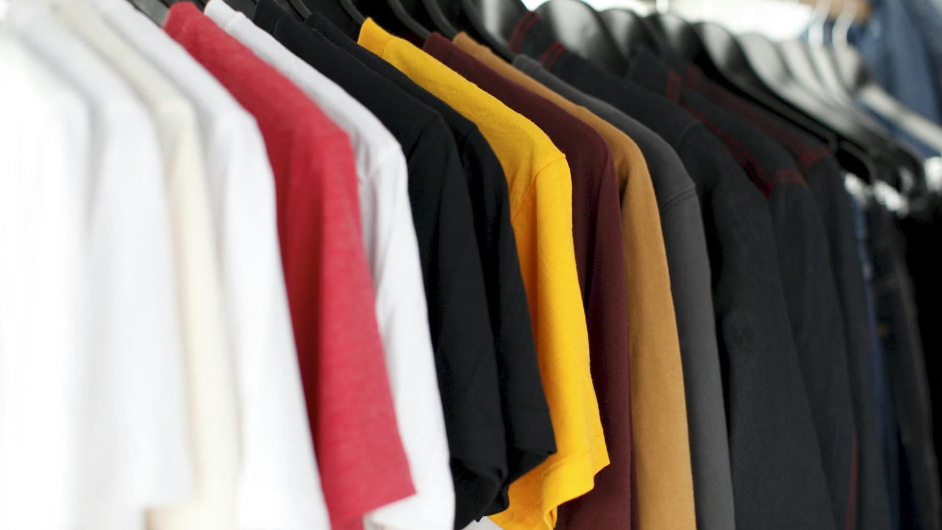Sélection de vêtements suspendus à un portant